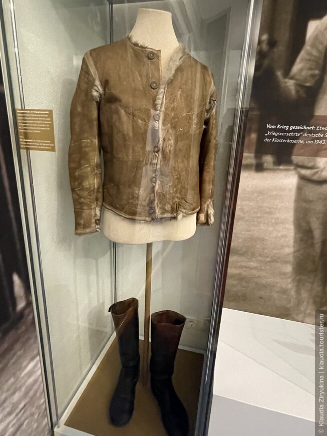 Немецкий солдат в плену в СССР смог сшить себе меховую куртку. 
Сапоги немецкого солдата во время войны
