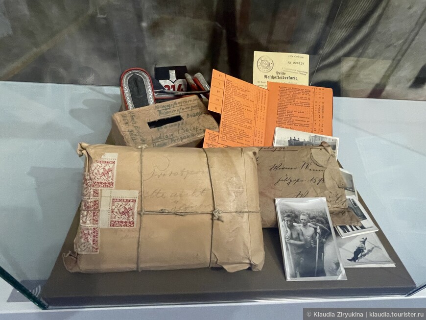 Нераспечатанные письма с полевой почты погибшего немецкого солдата, фотографии на память - из фронтовой жизни, сувенирная коробка офицера с его боевыми вещами и вещевыми карточками - чердачные находки в Констанце.