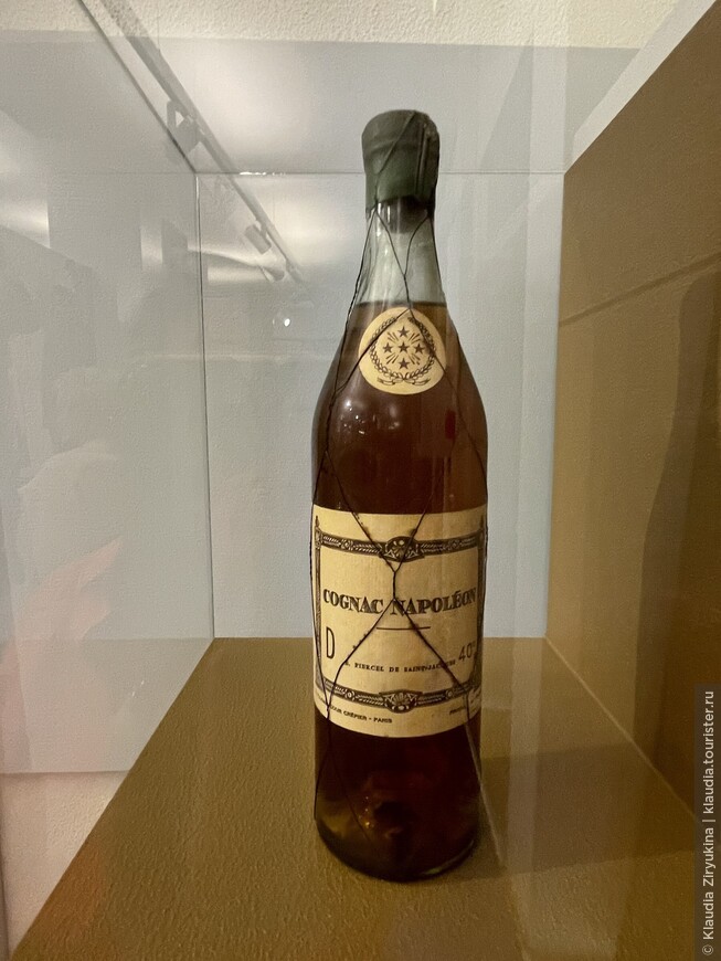 Бутылка коньяка, которая десятилетия хранилась неоткрытой в подвале дома в Констанце.