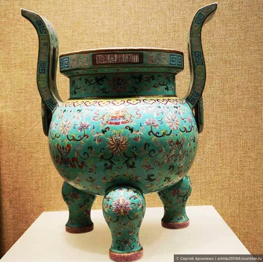 Современный музей провинции Гуандун с древними артефактами в столице Южного Китая в Гуанчжоу
