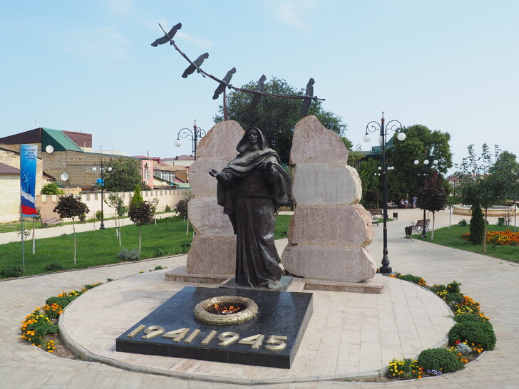 Памятник Скорбящей матери в парке Боевой Славы