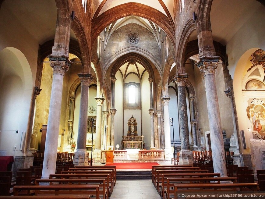 Дворцы (палаццо) и средневековые соборы Палермо в районе Кальса.