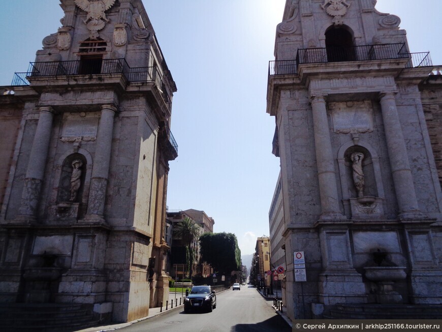 Триумфальные ворота Порта Феличе в Палермо на Сицилии