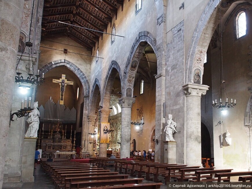 Готический собор Сан-Франческо Ассизского 13 века — в центре Палермо