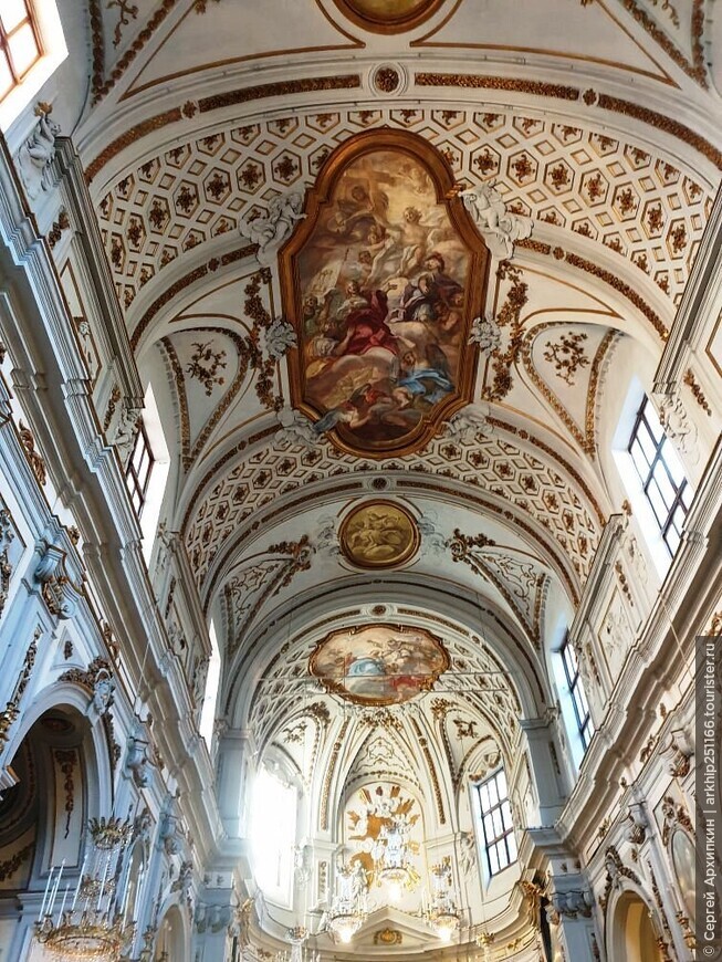 Барочная церковь Святой Урсулы Черной со скульптурой  Серпотты — в центре Палермо