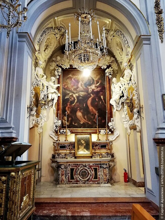 Барочная церковь Святой Урсулы Черной со скульптурой  Серпотты — в центре Палермо