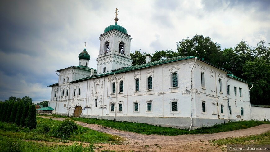 Мирожский монастырь. Колокольня, братский корпус и Стефановская церковь.