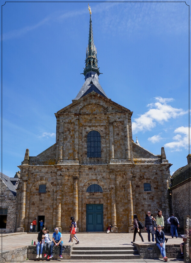 Аббатская церковь.  XI век. Нынешний неоклассический фасад построен в 1780 г.