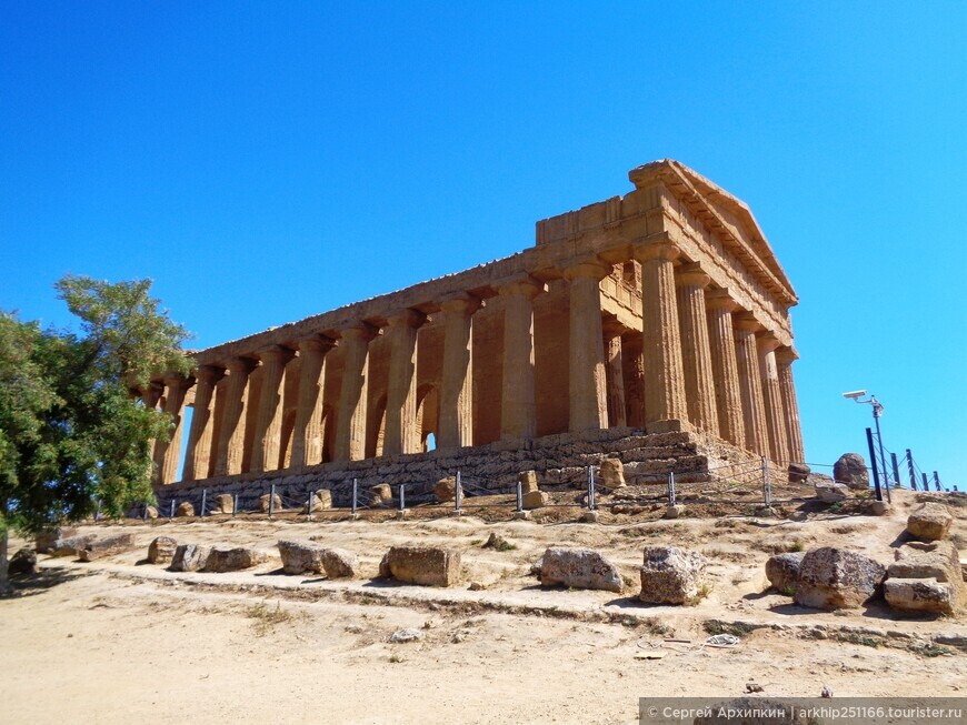 Древнегреческий храм Конкордии (Согласия) — главная жемчужина в знаменитой Долине храмов на юге Сицилии и объект ЮНЕСКО
