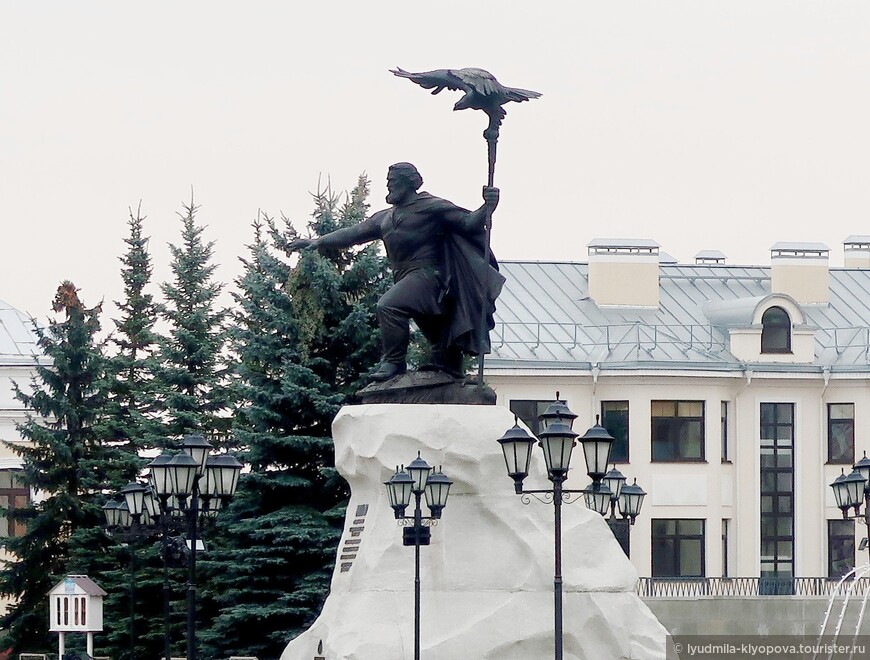 Площадь Старый Торг. Памятник великому князю Ивану III