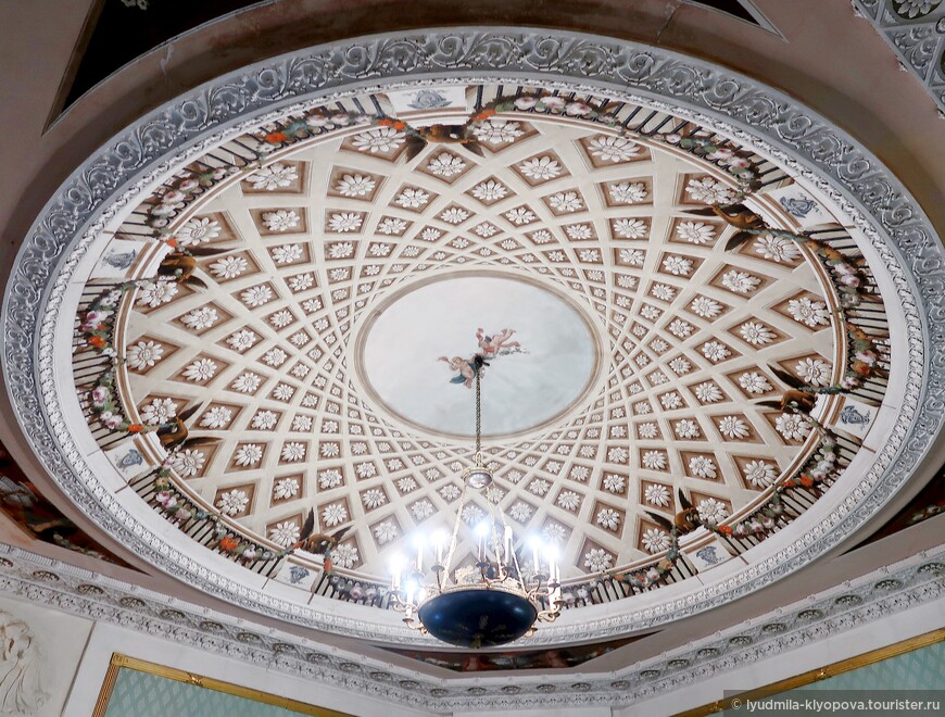 На совершенно плоском потолке художник создал иллюзию купола