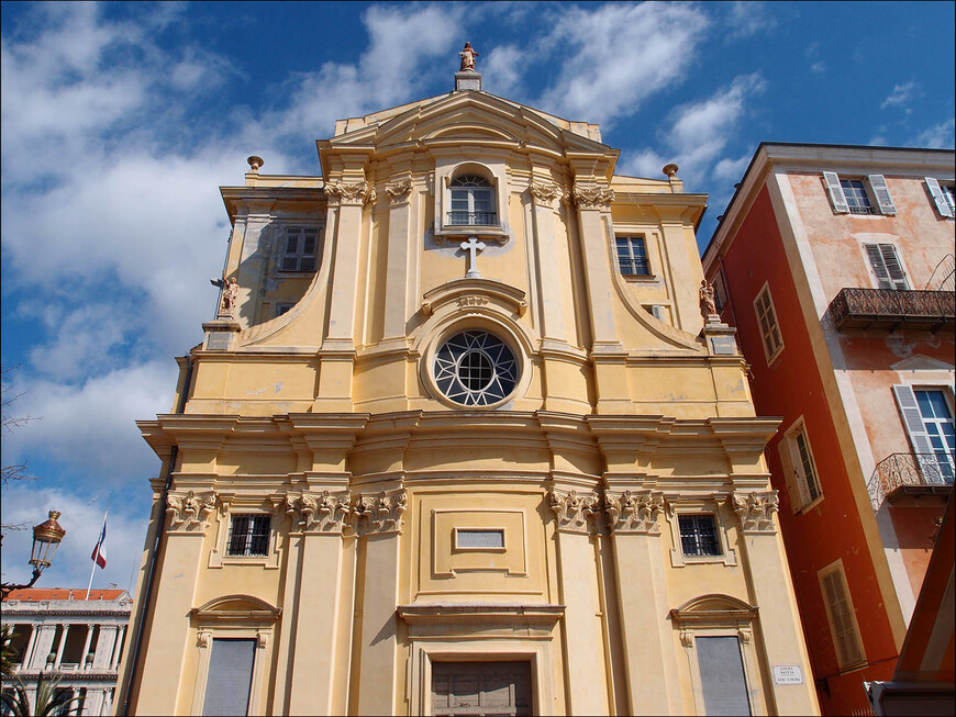 Часовня Милосердия построена в стиле барокко туринским архитектором Бернардо Виттоне между 1747 и 1770 годами на месте бывшего соляного склада короля Сардинии. 