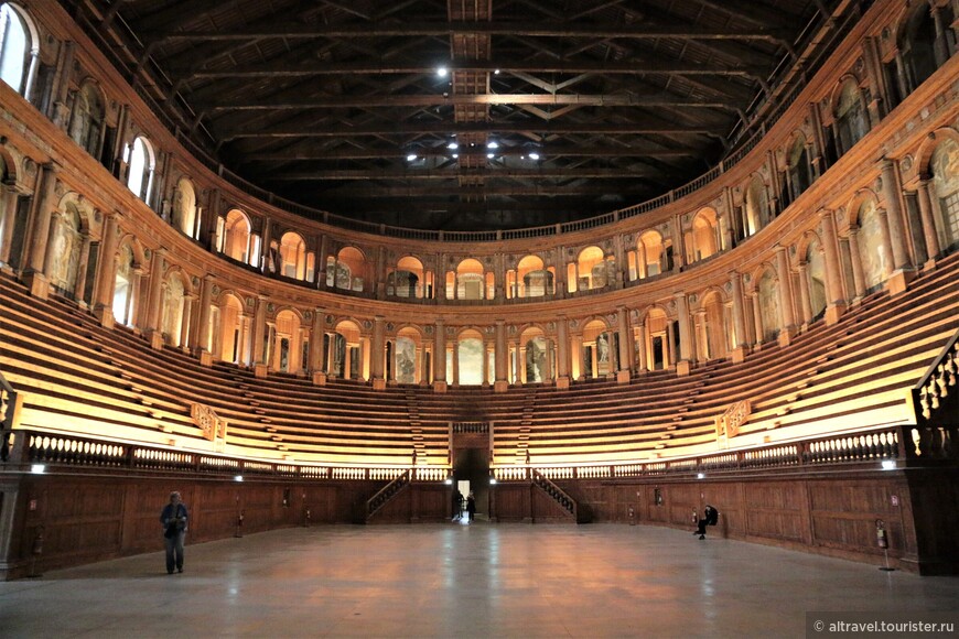 Зрительный зал театра Фарнезе (все - из дерева) во дворце Пилотта в Парме.