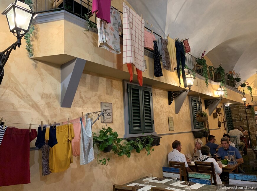 В одном из ресторанов Флоренции (висящее белье - это прикол).