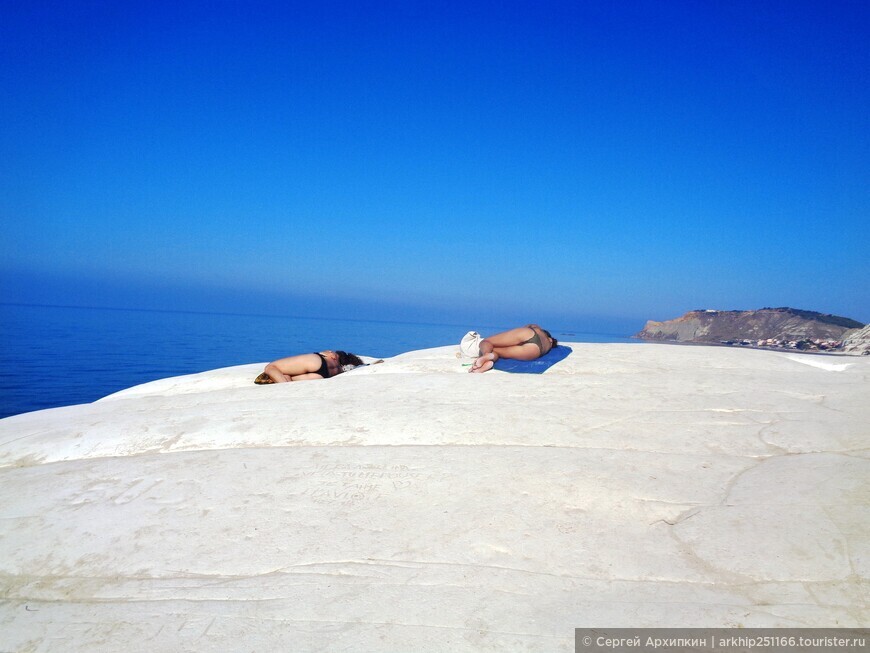 Песочный пляж Пунта Гранде в Агридженто на юге Сицилии