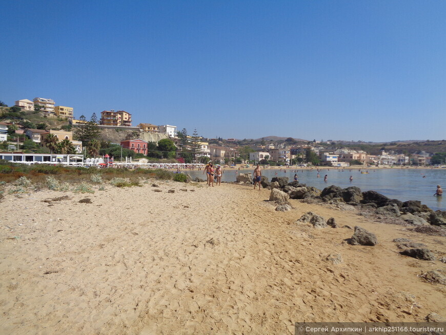 Песочный пляж Пунта Гранде в Агридженто на юге Сицилии