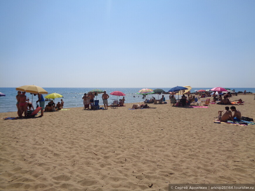 Песочный пляж в городке Сан-Леоне вблизи Агридженто на юге Сицилии