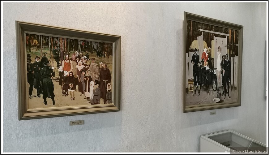 Картины брянских художников о карательной операции фашистов в Хацуни. Дальняя картина, как раз, рассказывает эпизод с Ниной Яшиной.