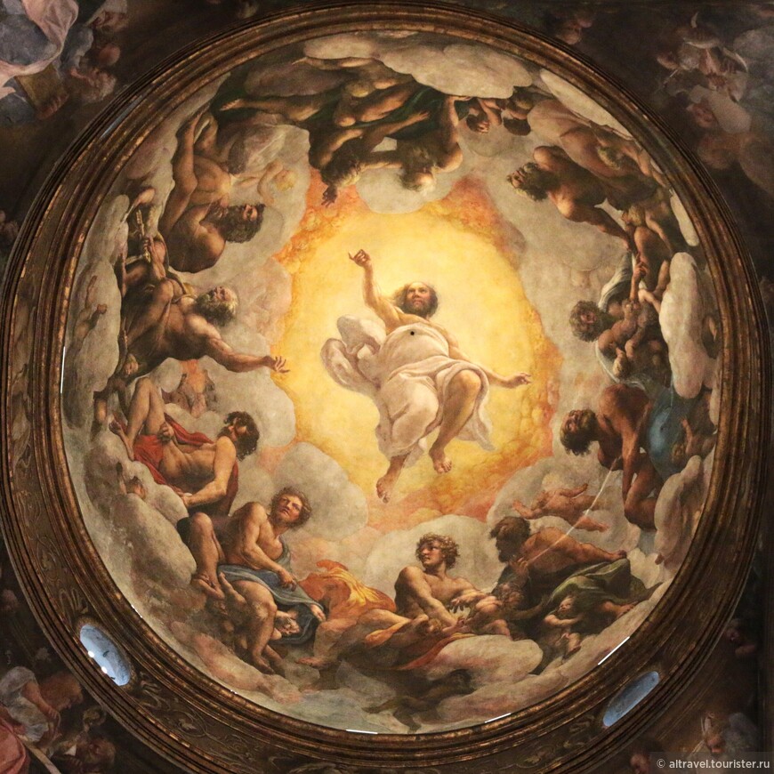 Купол с фреской Корреджо крупным планом.