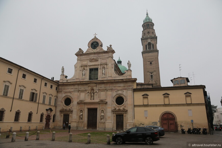 Церковь Сан-Джованни. Отделанный мрамором фасад датируется началом 17-го века.