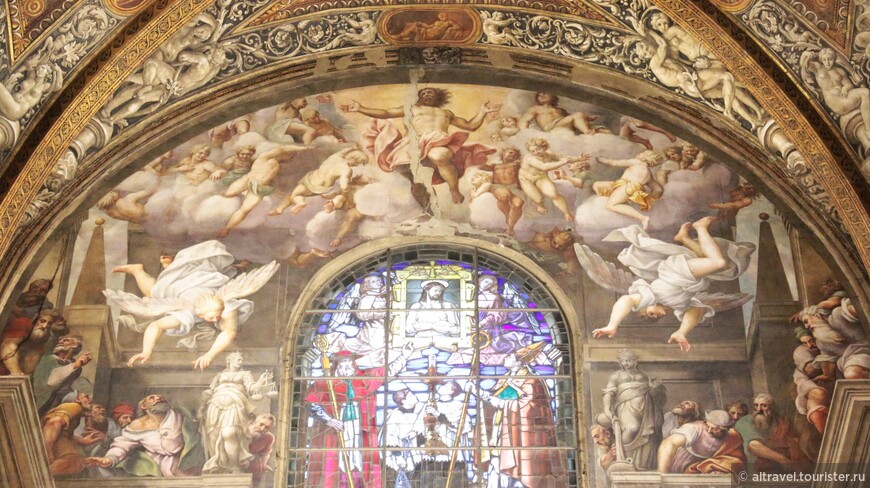 А это - более поздняя фреска (1573) «Вознесение Христово» (на стене Дуомо, противоположной алтарю) кисти другого художника - Латтанцио Гамбары. Парящий в воздухе Христос, за которым наблюдают апостолы, очевидно перекликается с фреской Корреджо.