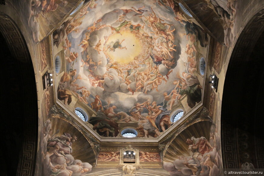 Огромная фреска в куполе Дуомо «Взятие Пресвятой Девы в небесную славу» кисти Корреджо, 1530. 