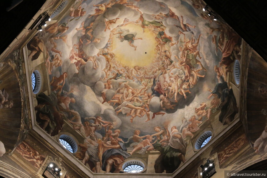 Галерея с апостолами в основании фрески.