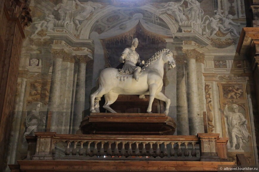 Конная статуя герцога Алессандро Фарнезе. Один из немногих сохранившихся оригинальных элементов декора театра.