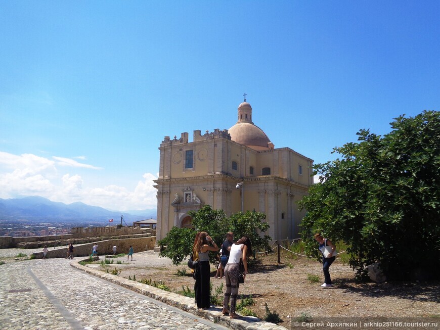 Старинный Кафедральный собор Дуомо в замке Норманнов в Милаццо на севере Сицилии