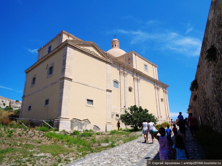 Старинный Кафедральный собор Дуомо в замке Норманнов в Милаццо на севере Сицилии