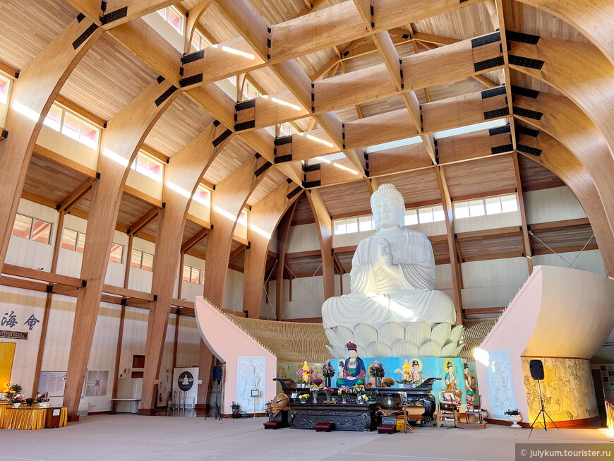 Чашеобразный подиум, окружающий статую Будды, украшен 10 тыс фигурок маленьких Будд