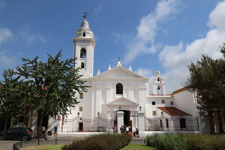 Базилика Нуэстра-Сеньора-дель-Пилар (Nuestra Señora del Pilar) в испанском колониальном стиле. 1715-1732. Одна из двух самых старых церквей Буэнос-Айреса.