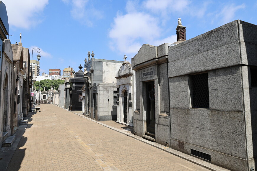 Кладбище Реколета - настоящий город мертвых с регулярной планировкой.