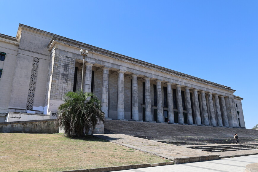 Юридический факультет Университета Буэнос-Айреса. Здание в неоклассическом стиле было открыто в 1949 году и стало достопримечательностью города.
