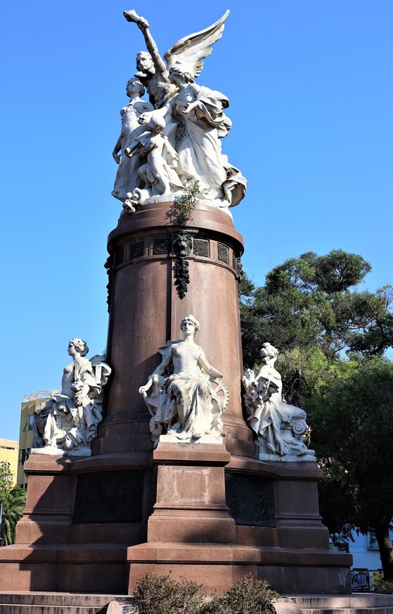 Монумент в центре площади Франции был подарен городу французской общиной в 1910 году в честь столетия Майской революции. Две женские фигуры, венчающие монумент, символизируют Аргентину и Францию, ведомые ангелом, олицетворяющим Славу. Скульптор - француз Эмиль Пейно. 1910.
