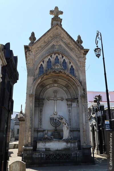 Это самый высокий на всем кладбище склеп-часовня, принадлежащий семье Доррего-Ортис-Басуальдо. На нем по какой-то причине соединены два обычно не совмещаемых религиозных символа: еврейский семисвечник-менора и христианский крест.