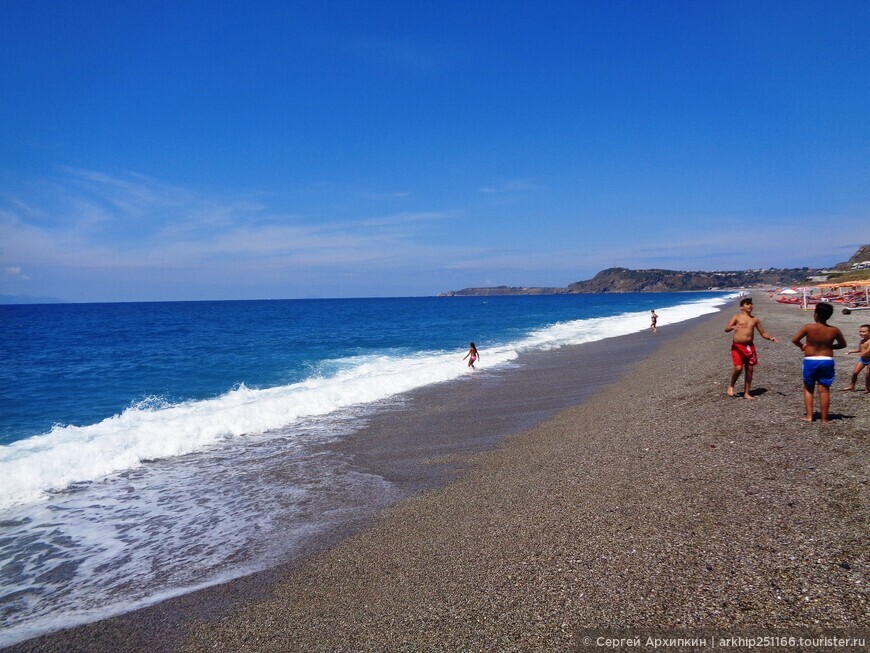 Один из лучших пляжей на Сицилии — пляж Байя дель Тоно в Милаццо