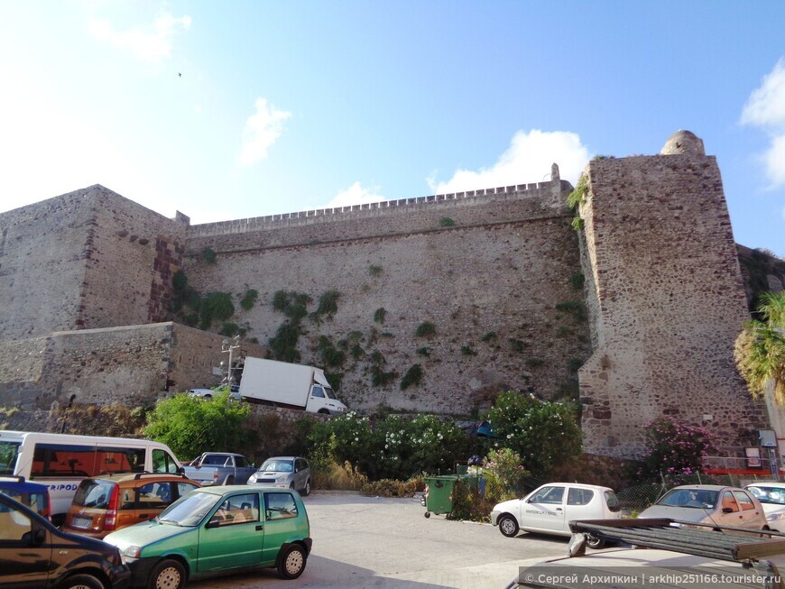 Средневековый замок на острове Липари, к северу от Сицилии