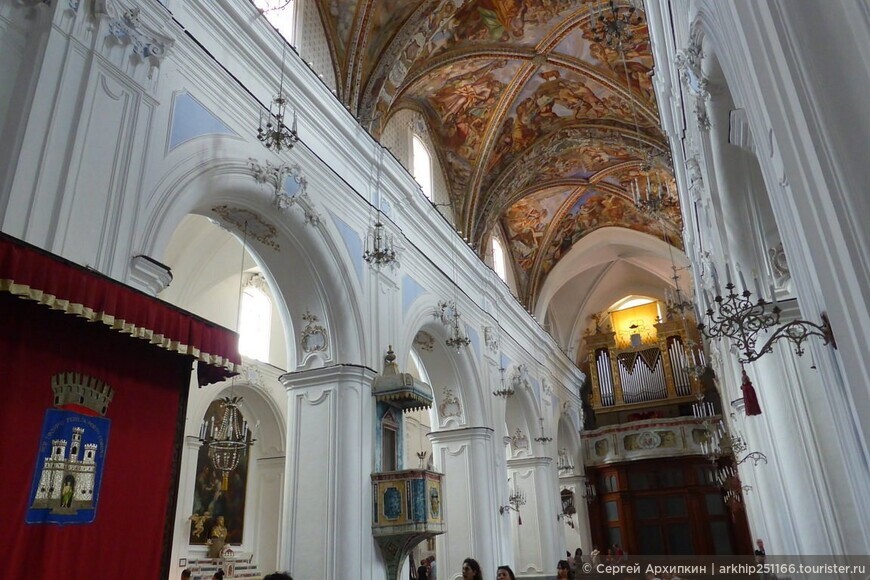 Средневековый Кафедральный собор Святого Варфоломея на острове Липари к северу от Сицилии