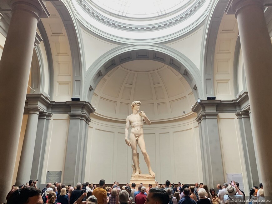 Возле Давида Микеланджело в галерее Академия во Флоренции всегда толпа.