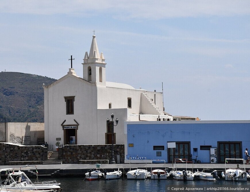 Старинная церковь Пургаторио на молу на острове Липари — к северу от Сицилии