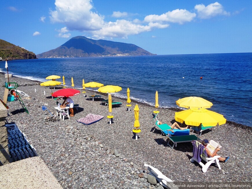 Красивый пляж Аква Кальда на острове Липари — к северу от Сицилии