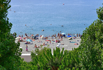 Более 40 км пляжей обустроили в Сочи к курортному сезону