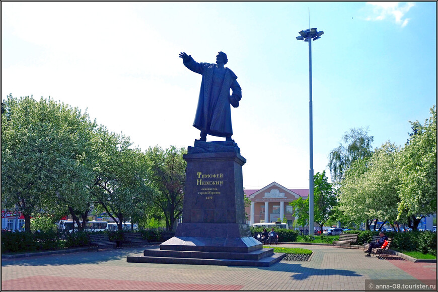 Памятник основателю города Тимофею Невежину установлен на площади напротив железнодорожного вокзала.