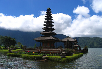 На Бали туристам выдадут памятки с правилами поведения 