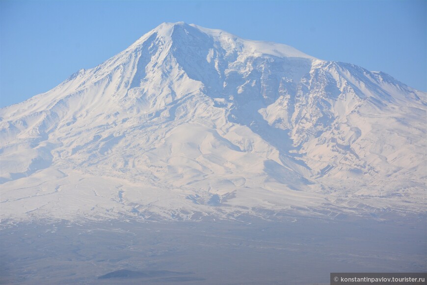 Только с третьего раза мне удалось увидеть Арарат. Прежние приезды священная для все армян гора была скрыта в дымке