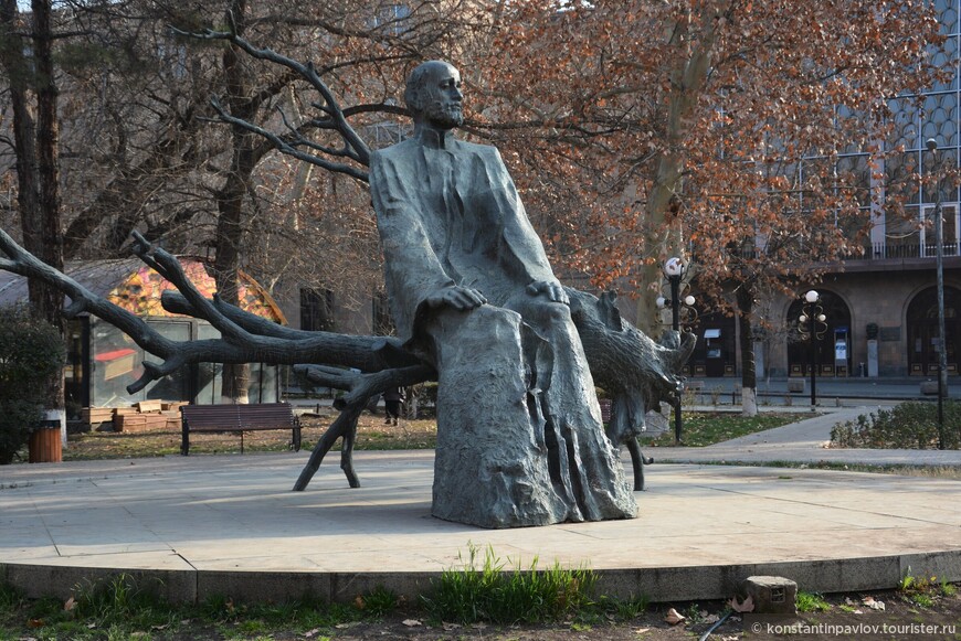 Памятник Комитасу, армянскому композитору и музыкальному этнографу