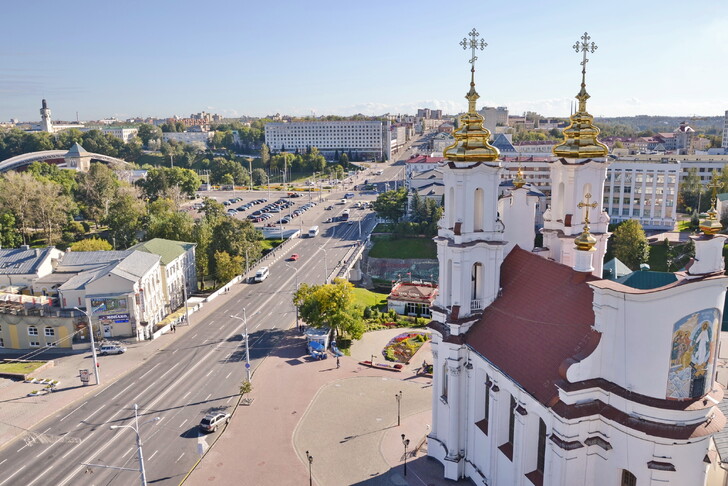 Вид на Витебск со смотровой площадки ратуши. Воскресенская церковь