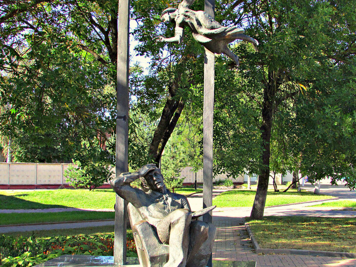 Памятник М. Шагалу на улице Покровской