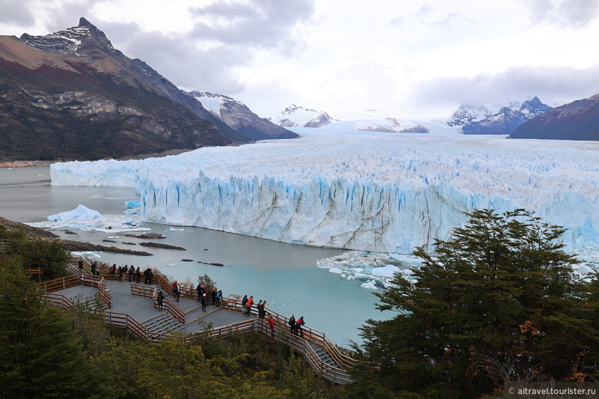 На площадках напротив ледника было относительно немного народу, поскольку в марте пик туристского сезона уже прошёл.